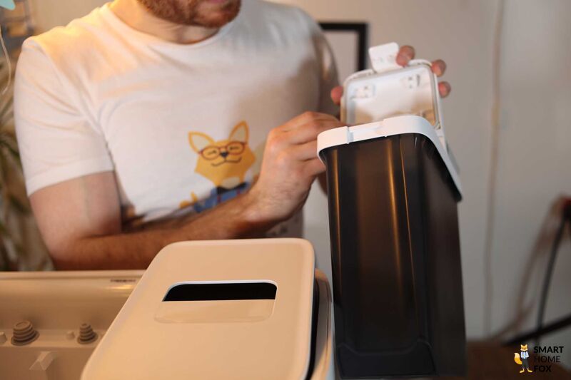 Ein Wassertankbehälter wird aus der Roborock S8 Pro Ultra Station entnommen.